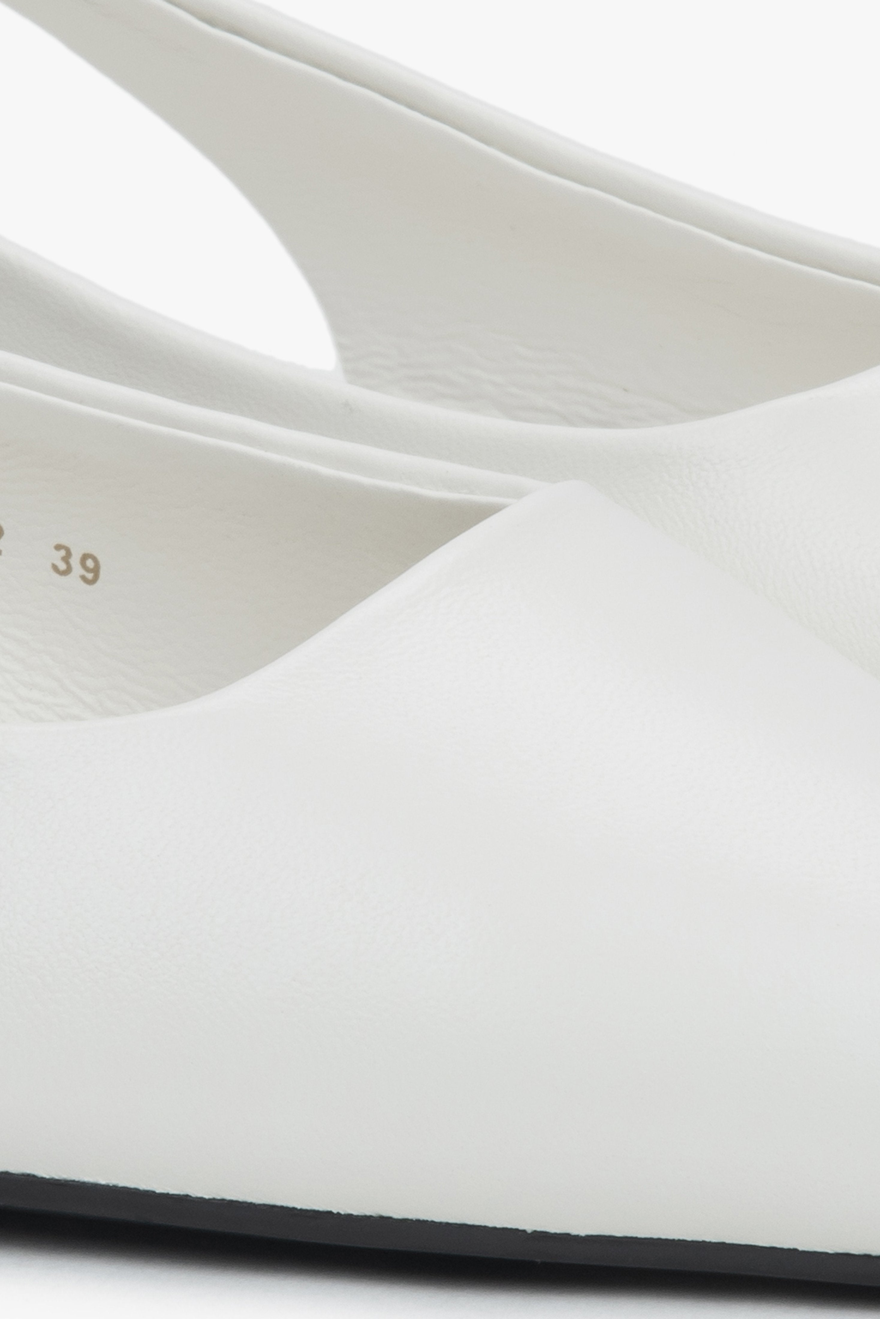 Białe sandały damskie Estro, na płaskim obcasie, ze skóry naturalnej, typu slingback - detale.