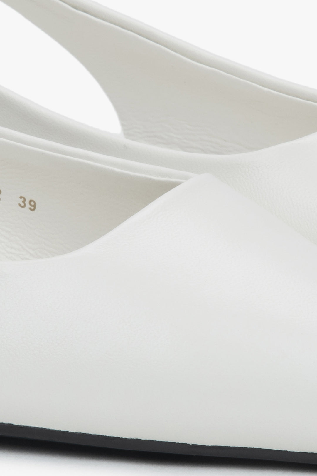 Białe sandały damskie Estro, na płaskim obcasie, ze skóry naturalnej, typu slingback - detale.