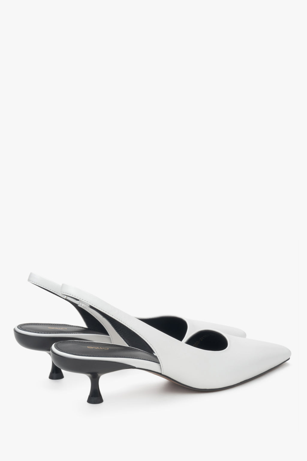 Białe czółenka damskie typu slingback na niskim obcasie, wykonane z naturalnej skóry przez Estro.​