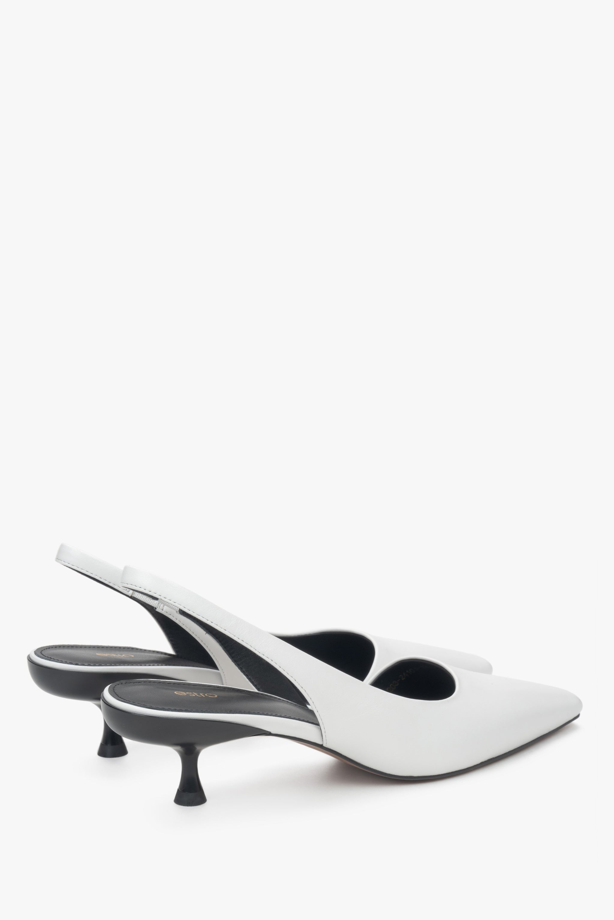 Białe czółenka damskie typu slingback na niskim obcasie, wykonane z naturalnej skóry przez Estro.​
