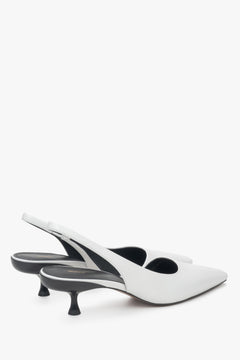 Białe czółenka damskie typu slingback na niskim obcasie, wykonane z naturalnej skóry przez Estro.​