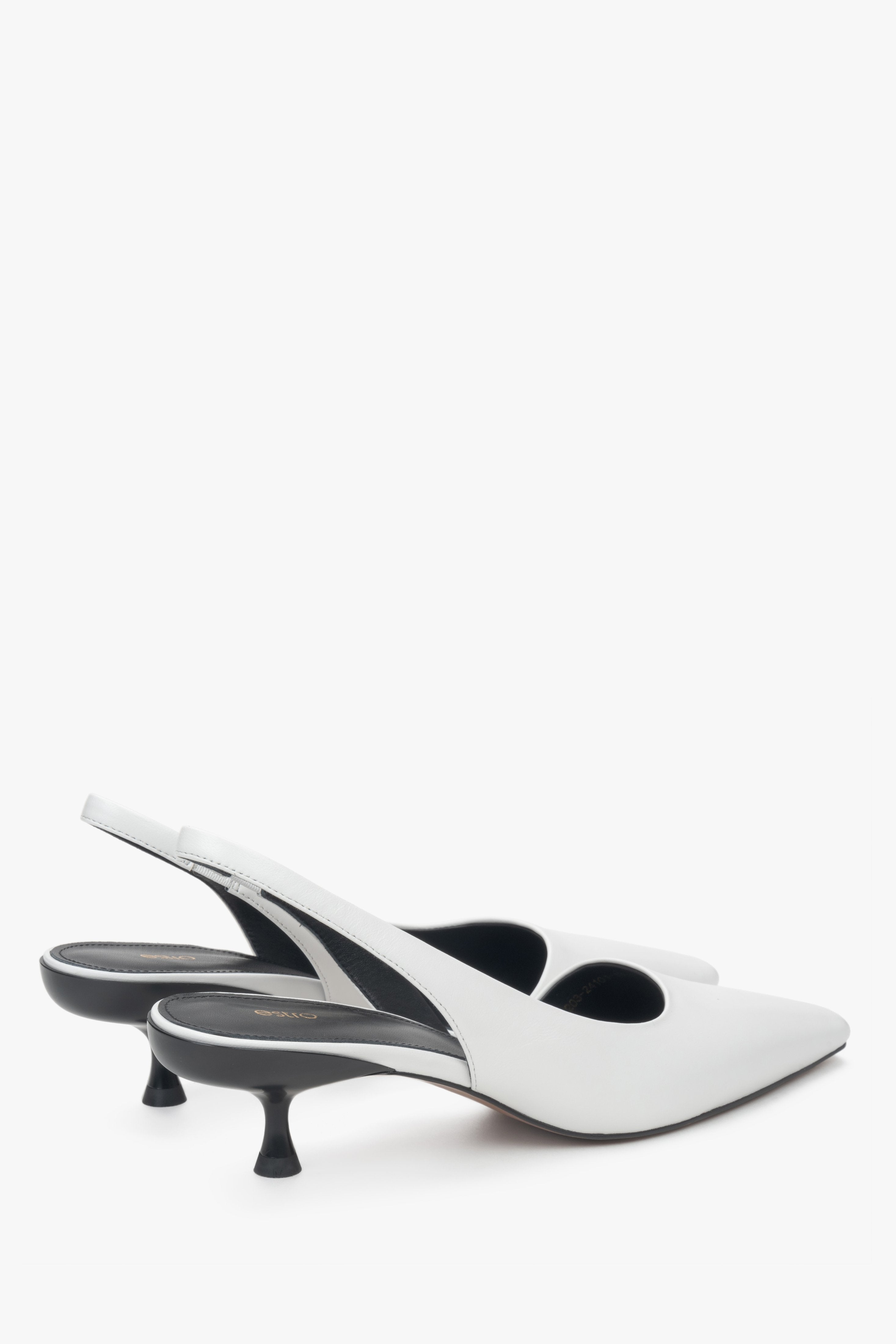 Białe czółenka damskie typu slingback na niskim obcasie, wykonane z naturalnej skóry przez Estro.​