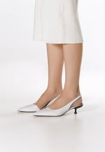 Białe czółenka damskie typu slingback na niskim obcasie, wykonane z naturalnej skóry przez Estro  – prezentacja na nodze.