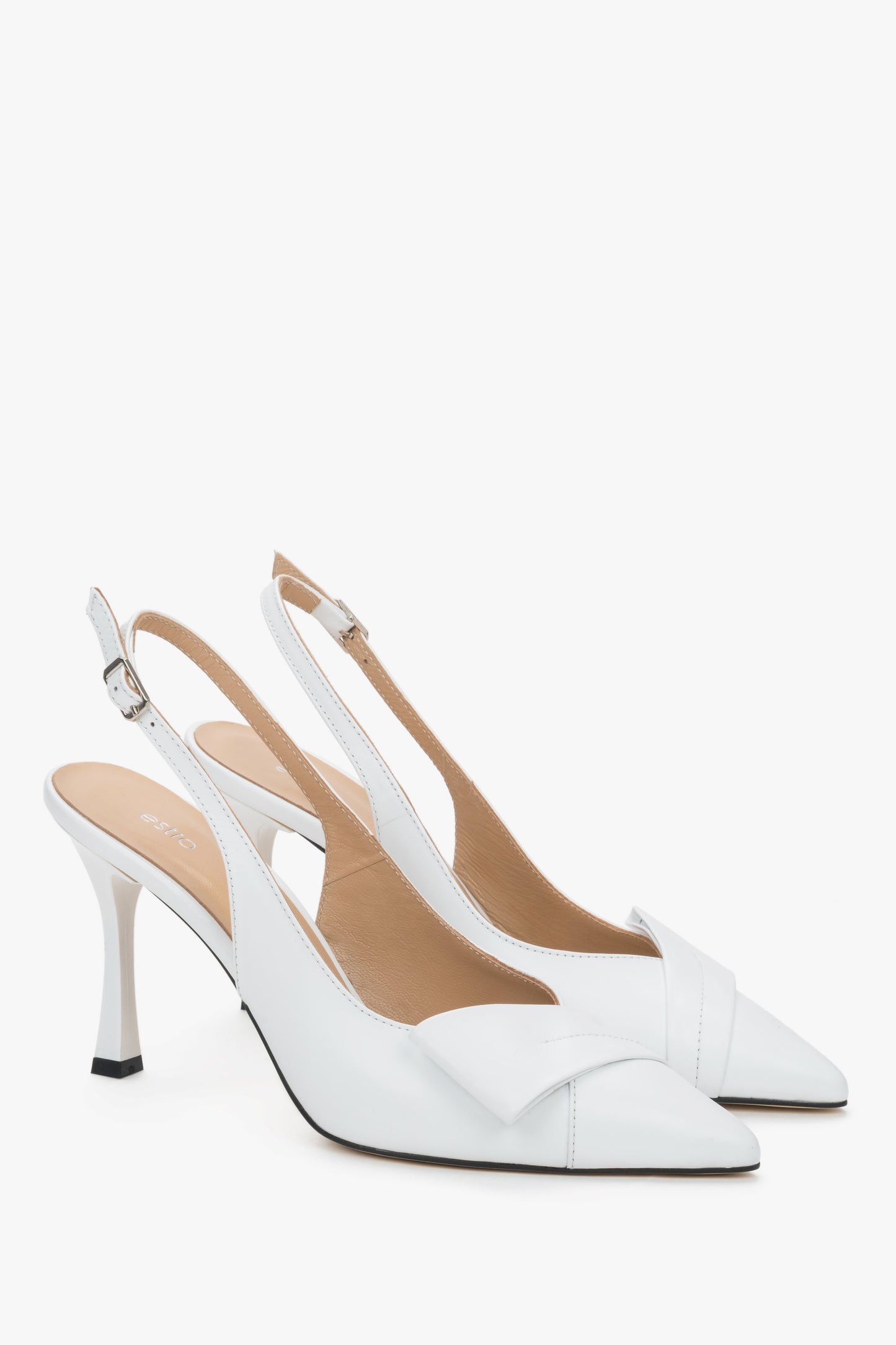 Białe skórzane czółenka slingback Estro na wysokiej szpilce, prezentujące głębokie wycięcie cholewki, geometryczny detal na nosku oraz wąski pasek wokół pięty.