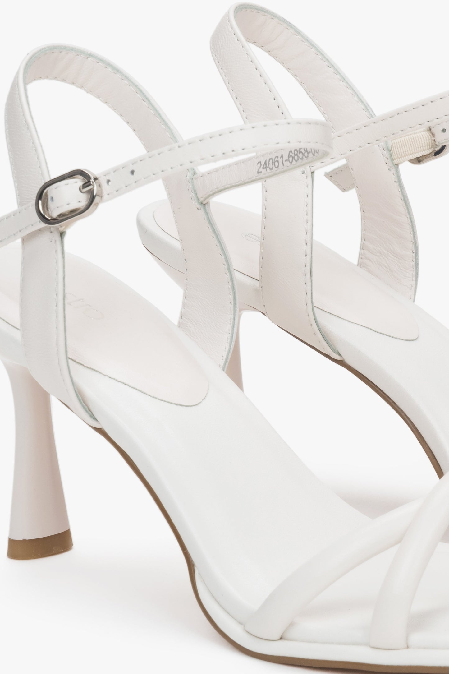 Z cienkich pasków, białe skórzane sandałki damskie na szpilce Estro.