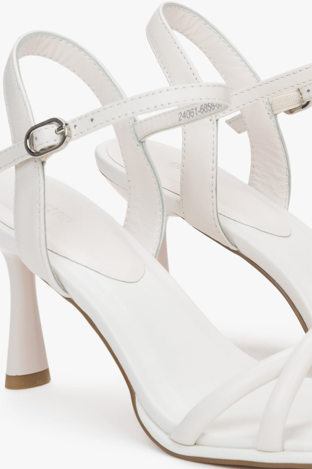 Z cienkich pasków, białe skórzane sandałki damskie na szpilce Estro.