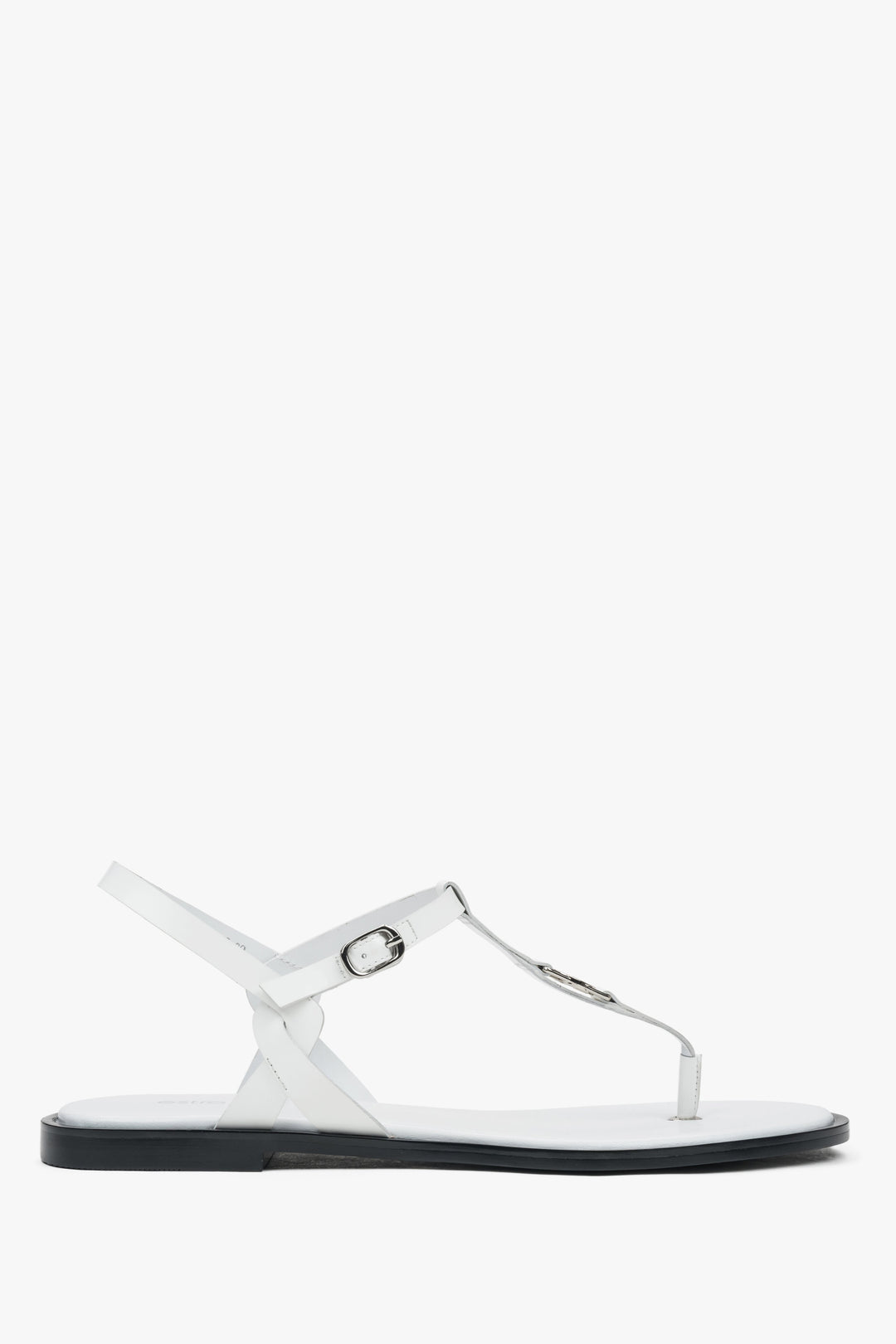 Białe, skórzane sandały damskie typu japonki na płaskiej podeszwie.