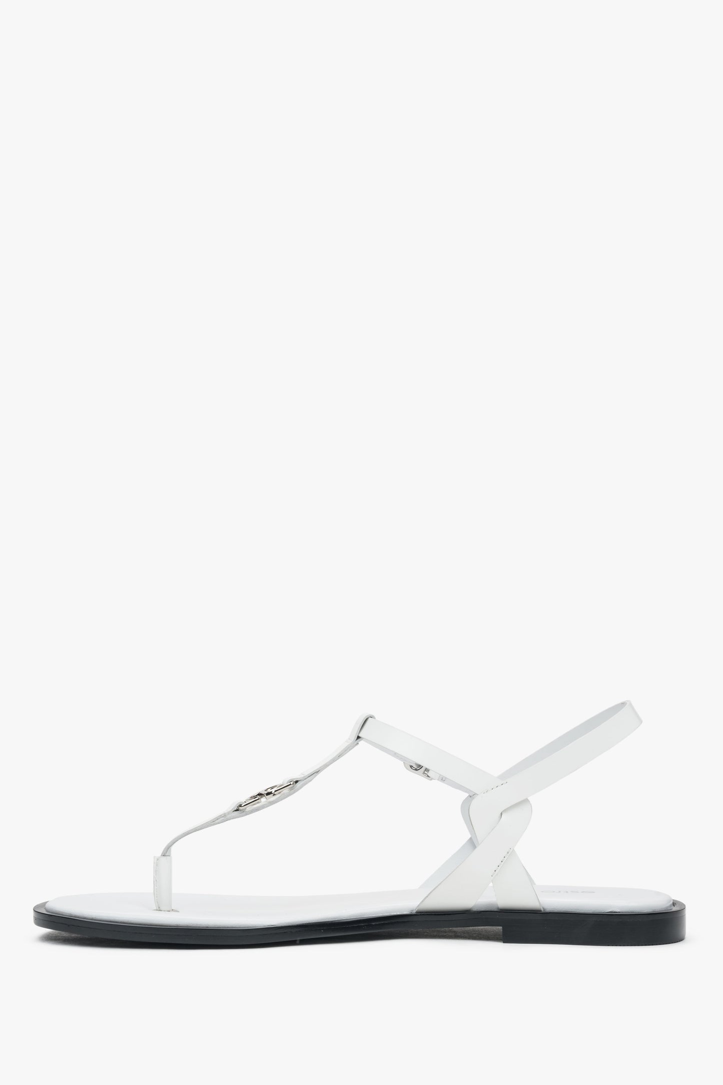 Sandały damskie Estro, białe, skórzane, typu japonki, na płaskiej podeszwie.