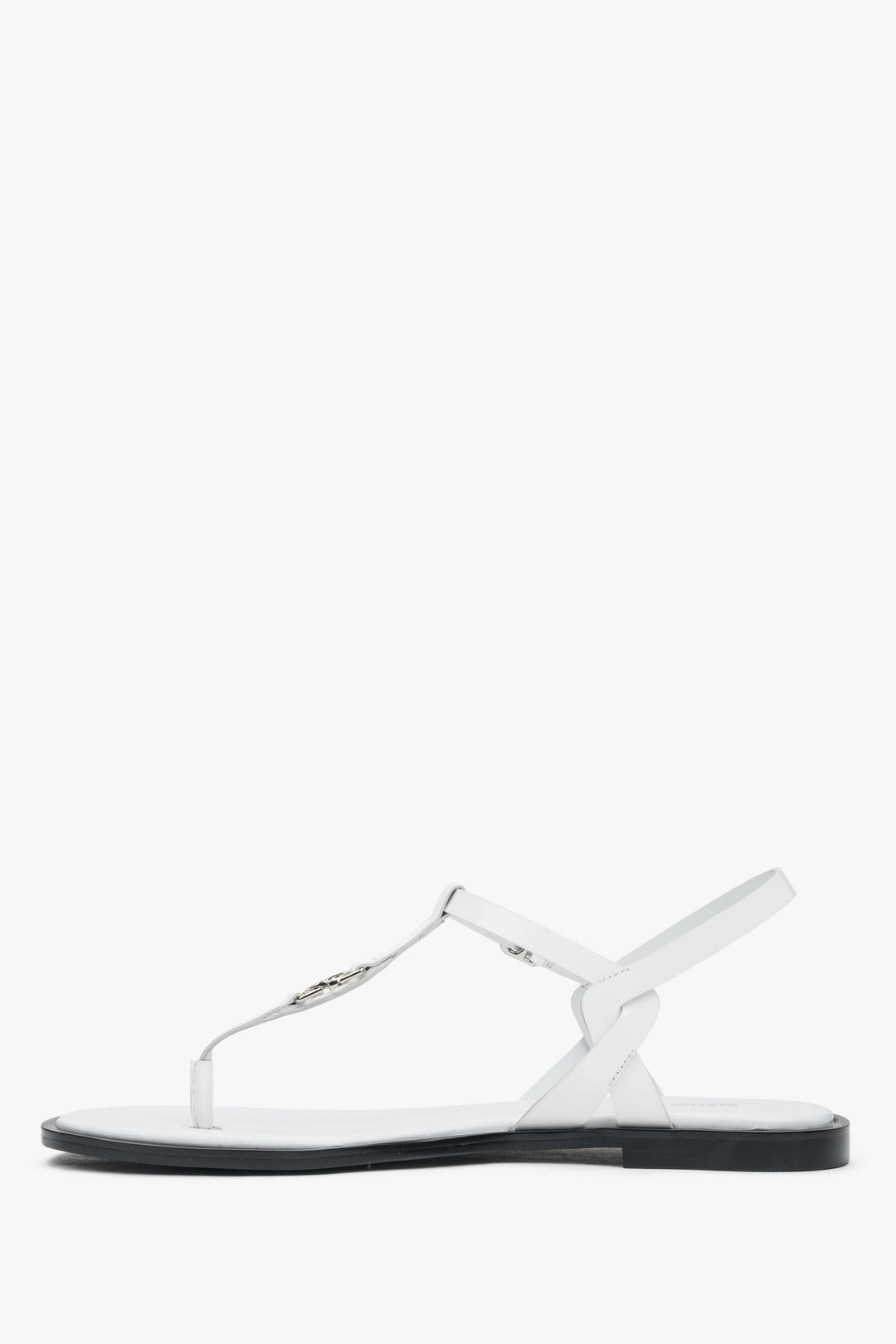 Sandały damskie Estro, białe, skórzane, typu japonki, na płaskiej podeszwie.