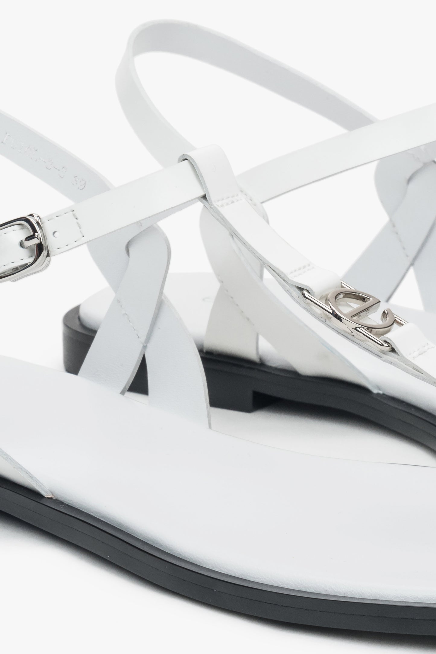 Białe sandały damskie typu japonki Estro, skórzane, na płaskiej podeszwie.