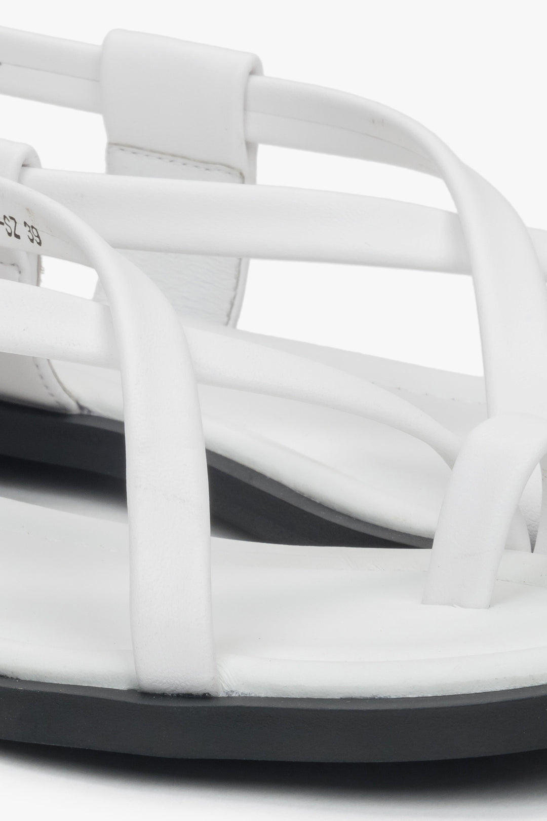 Sandały damskie, białe, skórzane, na płaskiej podeszwie, z pętelką na palcu, Estro - zbliżenie na detale.