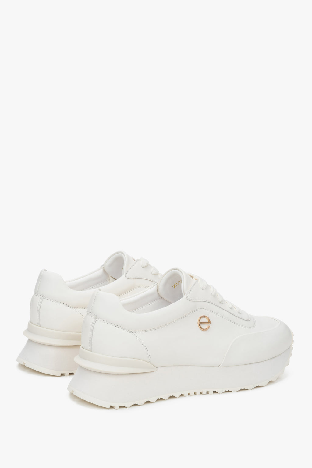 Białe damskie sneakersy ze skóry naturalnej z miękką podeszwą.