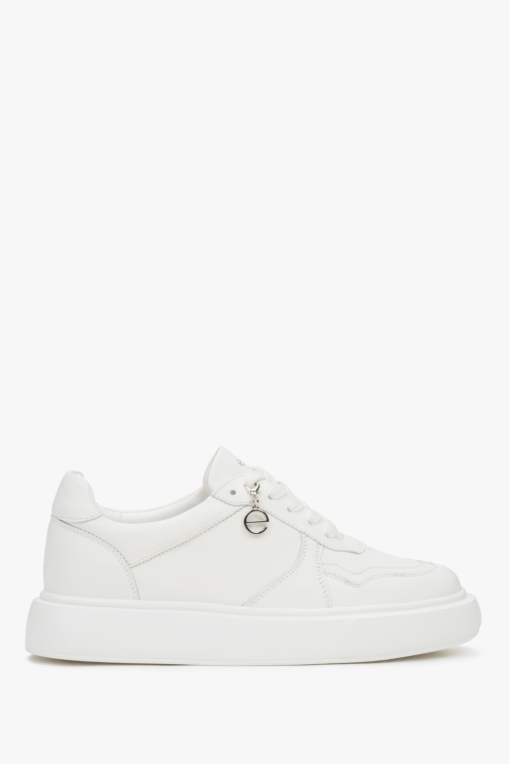 Białe skórzane sneakersy damskie z elastyczną podeszwą Estro ER00117140.
