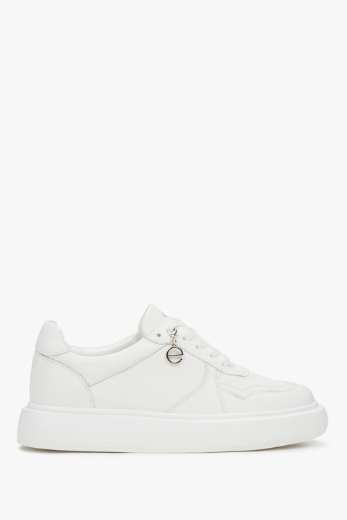 Białe skórzane sneakersy damskie z elastyczną podeszwą Estro ER00117140.