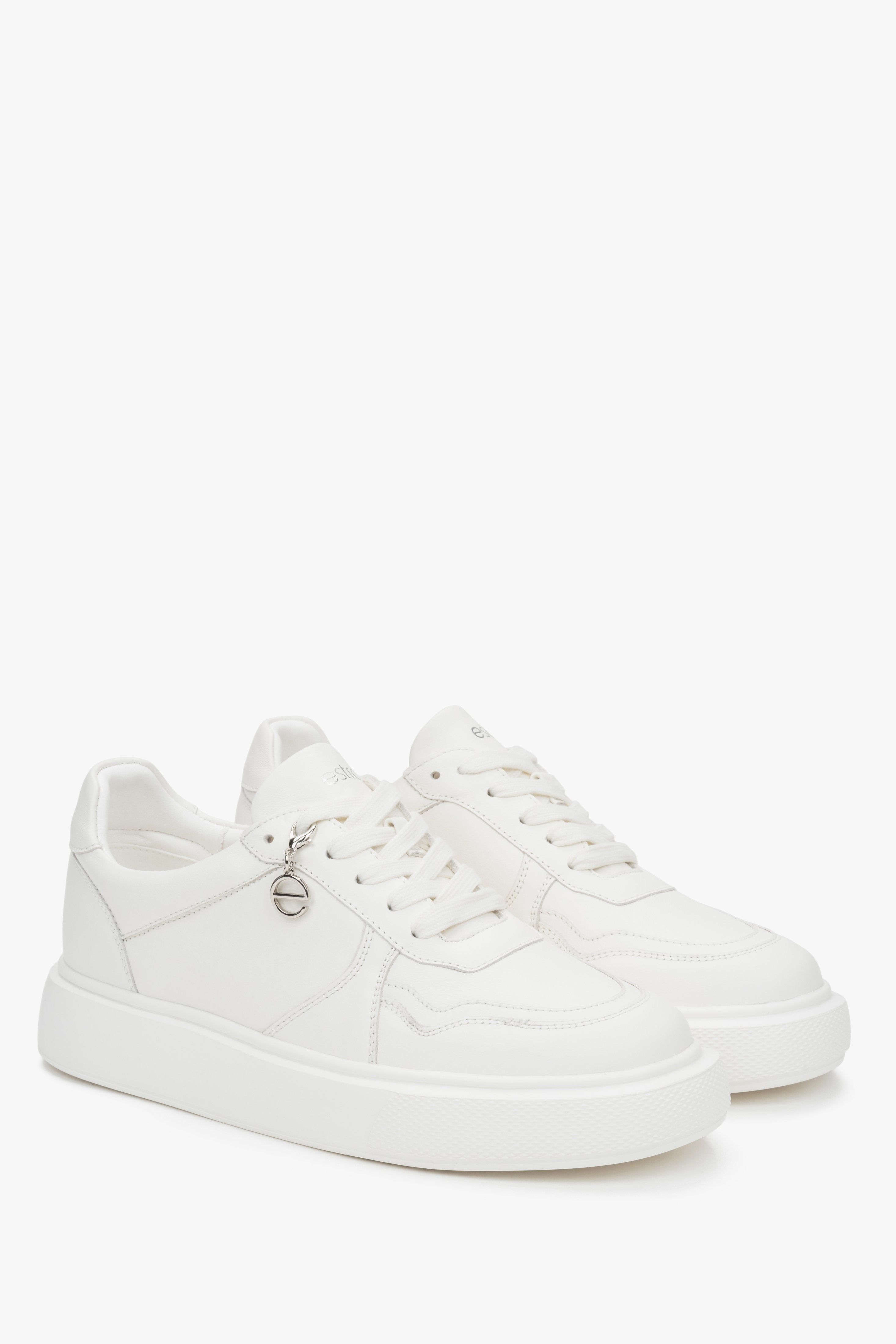 Stylowe białe sneakersy damskie Estro, wykonane ze skóry naturalnej i osadzone na elastycznej, zapewniającej komfort podeszwie.
