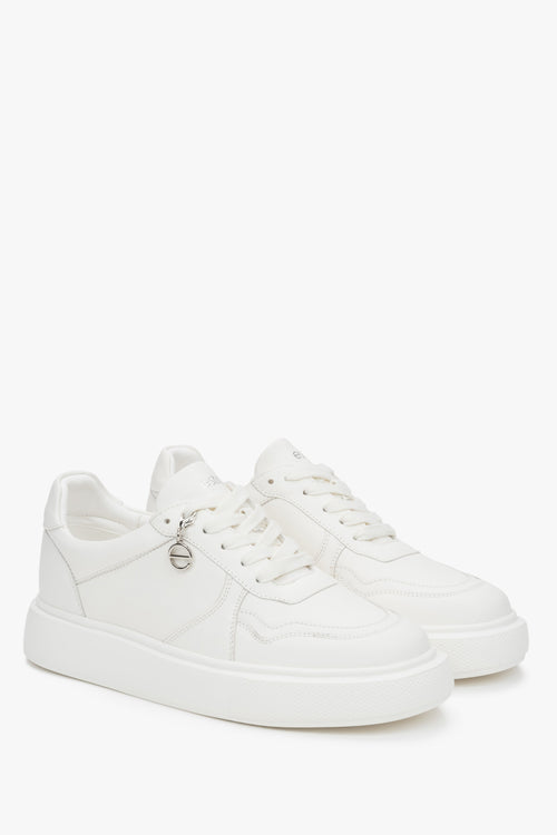 Stylowe białe sneakersy damskie Estro, wykonane ze skóry naturalnej i osadzone na elastycznej, zapewniającej komfort podeszwie.