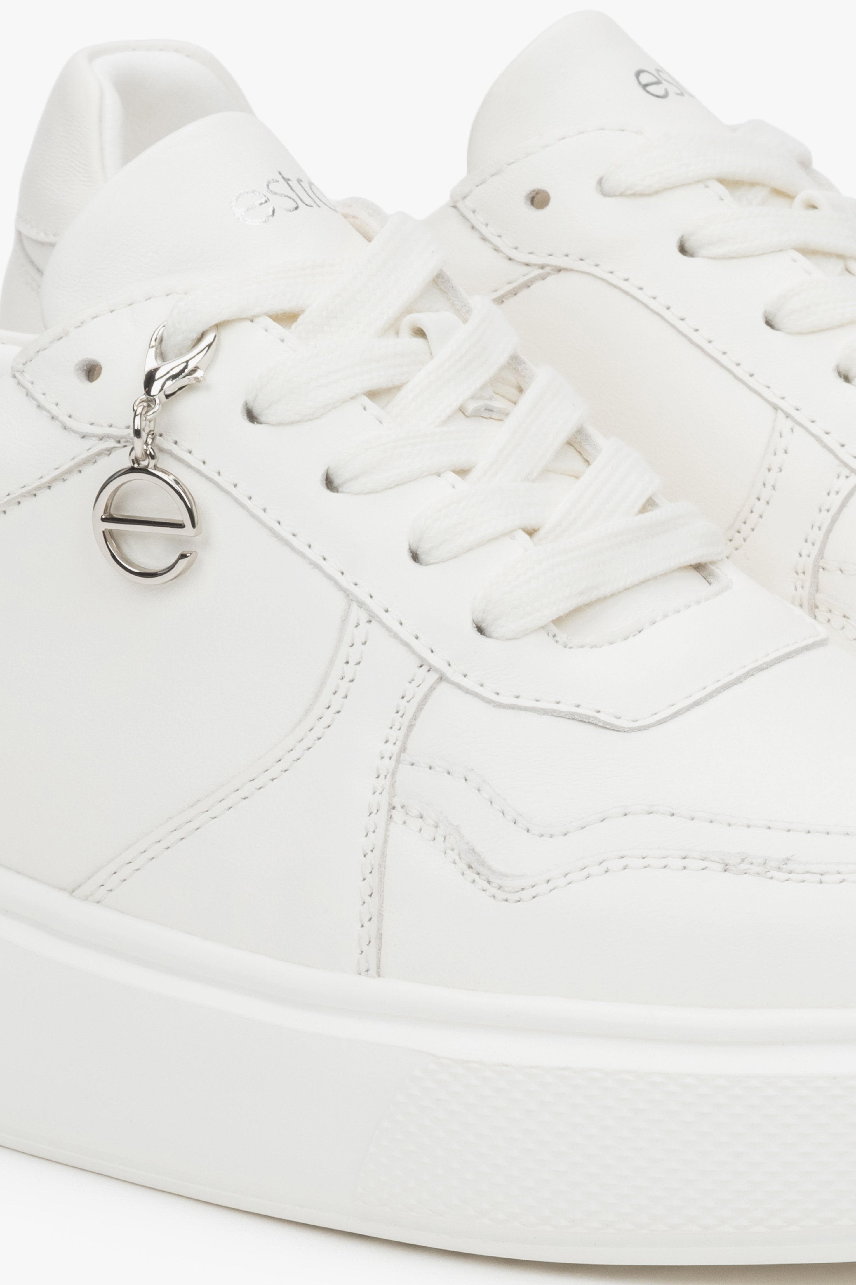 Białe skórzane sneakersy damskie od Estro z elastyczną podeszwą – kwintesencja miejskiego stylu i komfortu na co dzień.