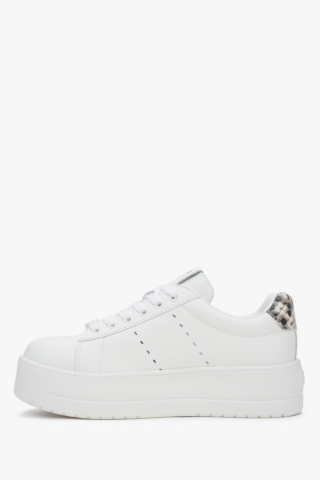 Eleganckie białe sneakersy damskie Estro, uszyte ze skóry naturalnej i posiadające wygodną, wysoką platformę.