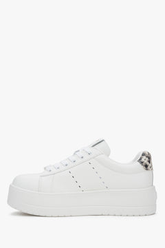 Eleganckie białe sneakersy damskie Estro, uszyte ze skóry naturalnej i posiadające wygodną, wysoką platformę.