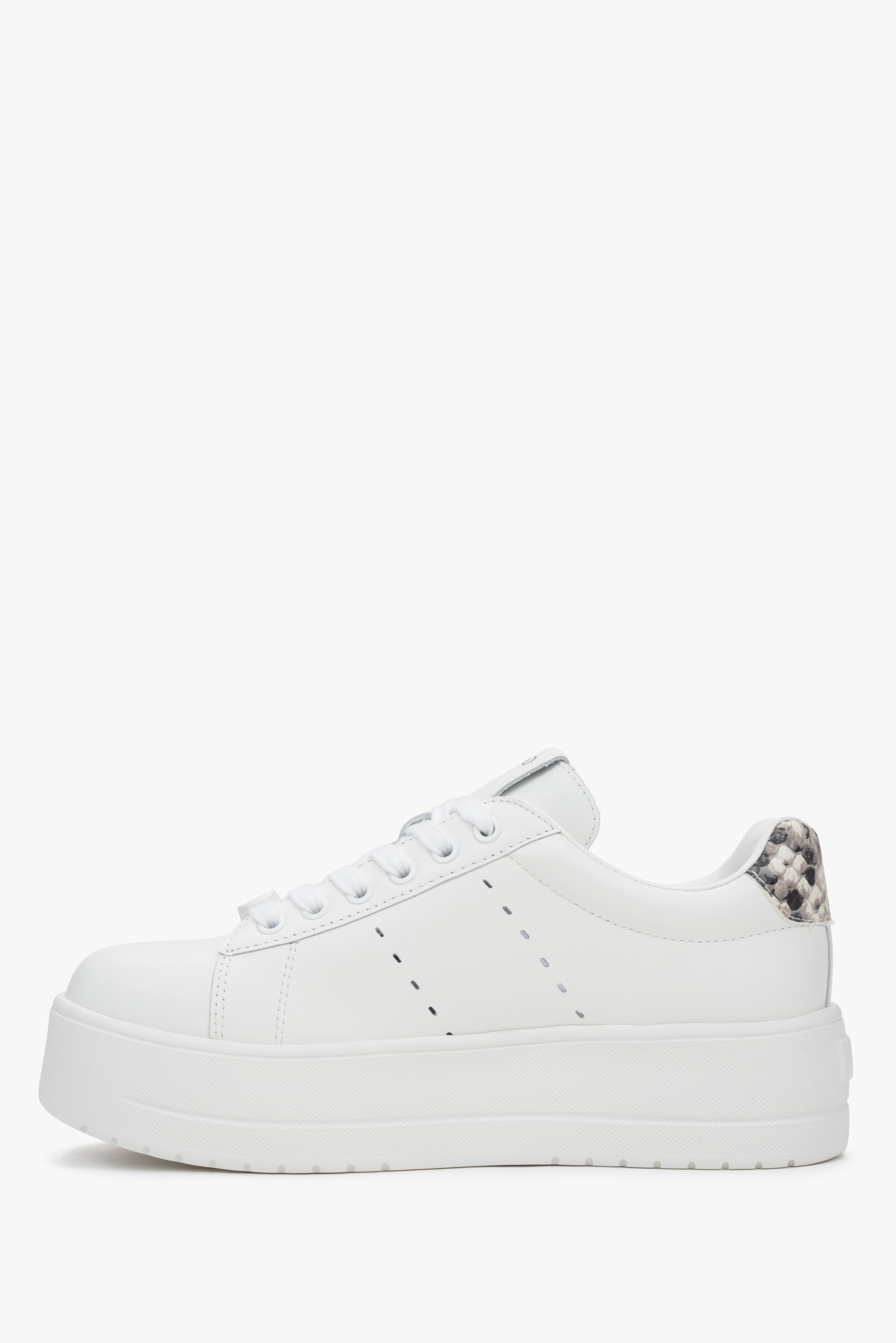 Eleganckie białe sneakersy damskie Estro, uszyte ze skóry naturalnej i posiadające wygodną, wysoką platformę.