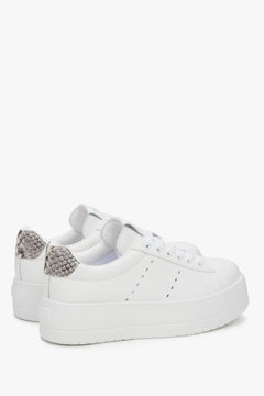 Białe sneakersy damskie Estro, wykonane ze skóry naturalnej, z wysoką platformą.