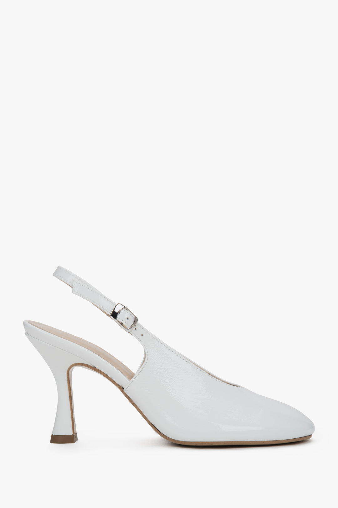 Białe buty na obcasie typu slingback z włoskiej skóry lakierowanej Premium Estro ER00117541.