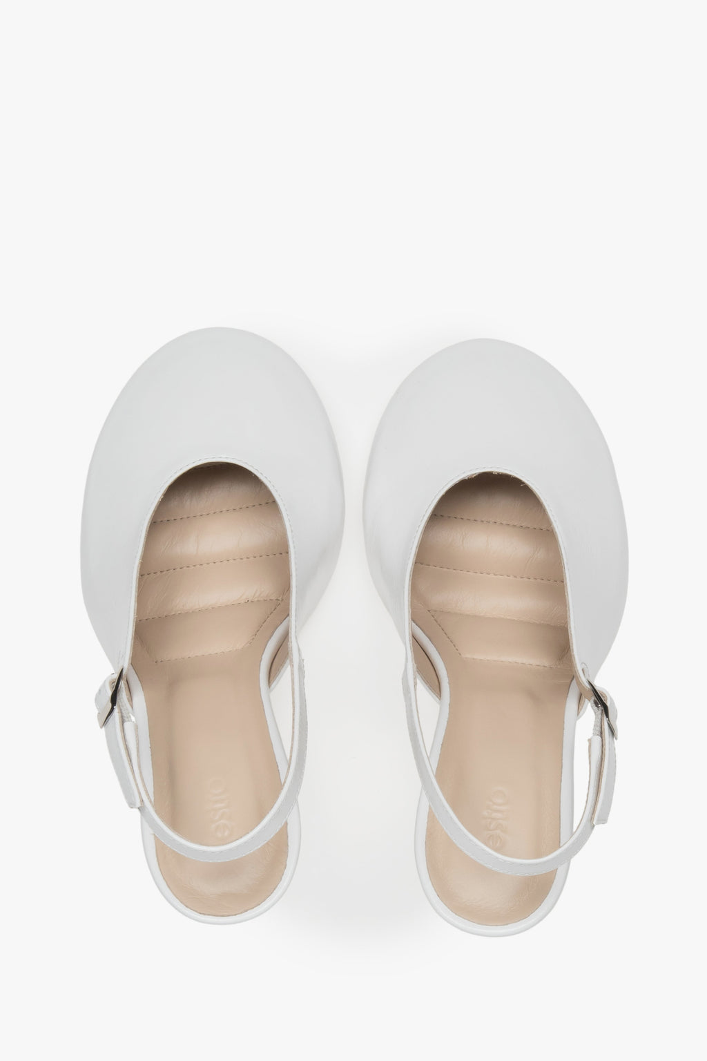 Białe buty slingback na obcasie z lakierowanej skóry włoskiej.