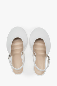 Białe buty slingback na obcasie z lakierowanej skóry włoskiej.