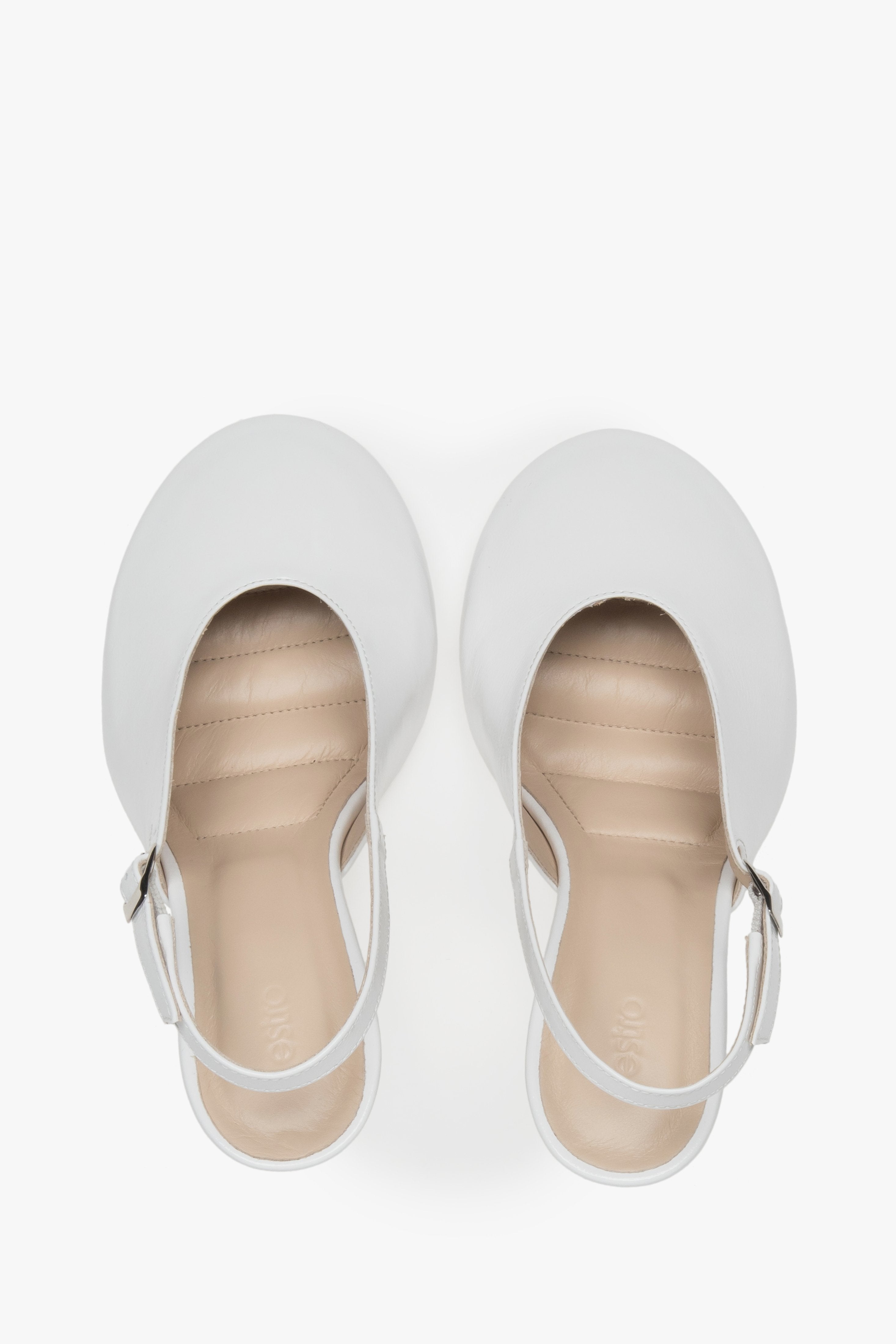 Białe buty slingback na obcasie z lakierowanej skóry włoskiej.