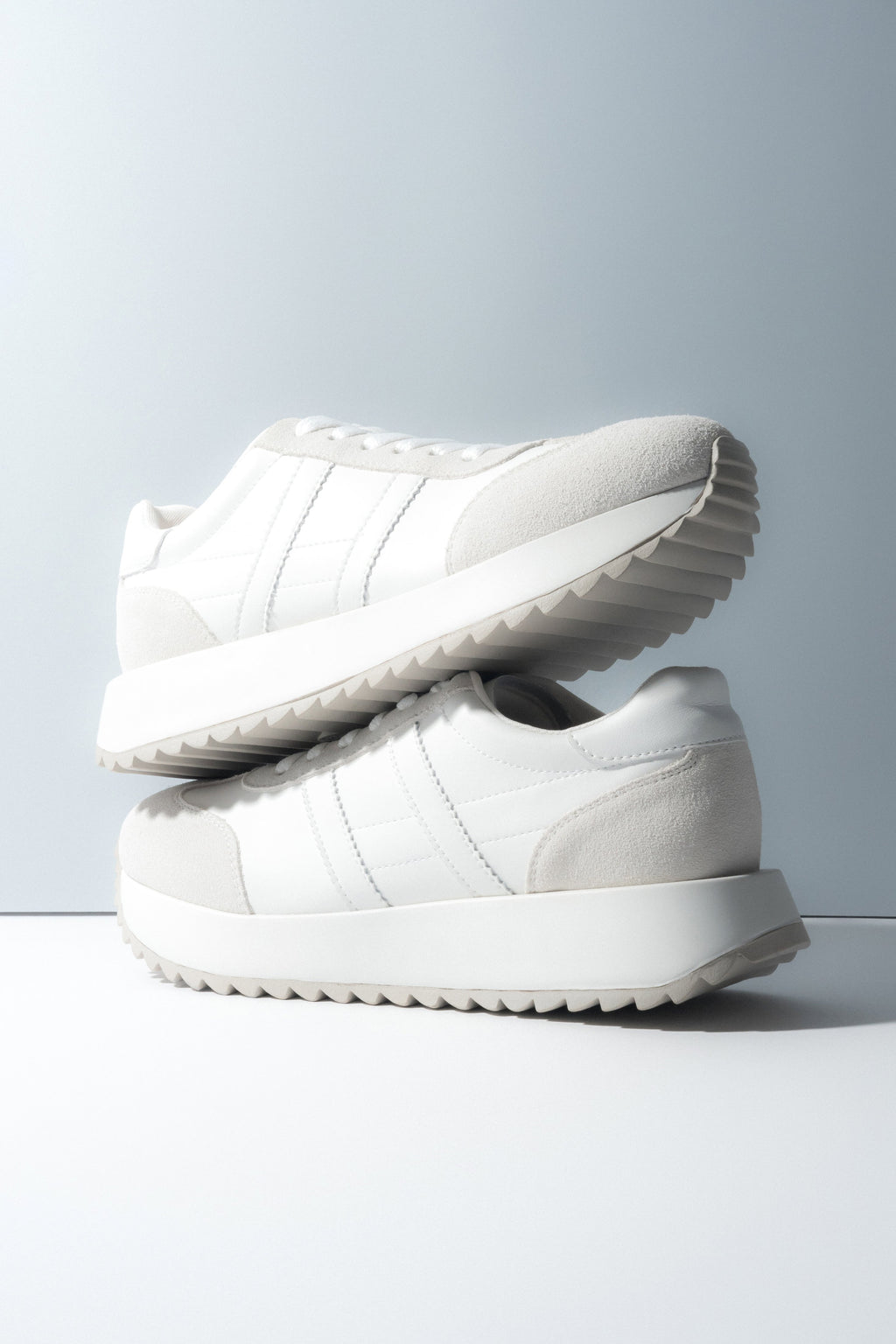 Białe sneakersy damskie ze skóry naturalnej i weluru ES8 ER00119029.