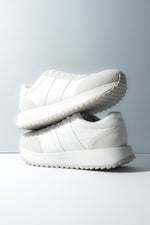 Białe sneakersy damskie ze skóry naturalnej i weluru ES8 ER00119029.