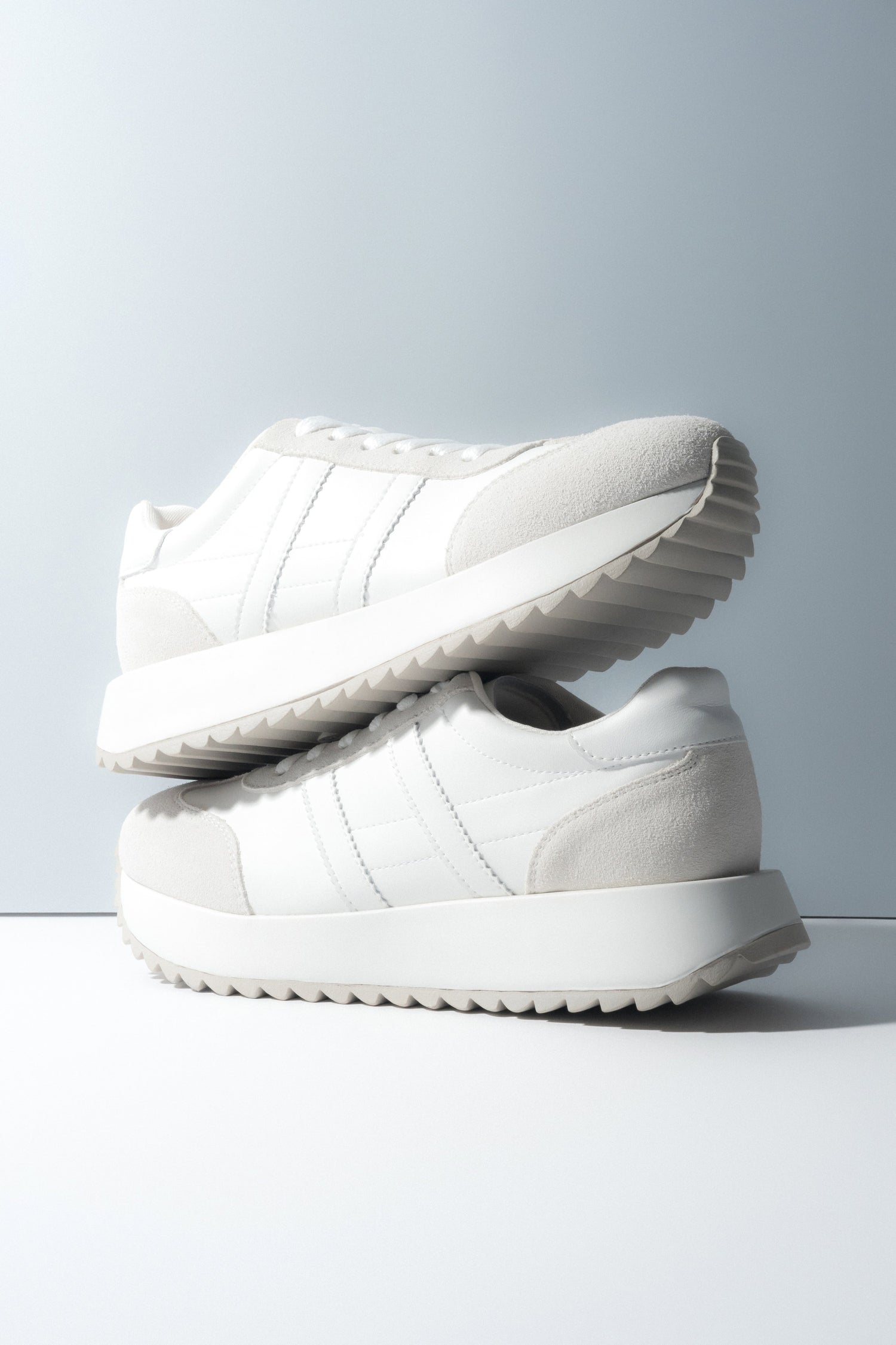 Białe sneakersy damskie ze skóry naturalnej i weluru ES8 ER00119029.