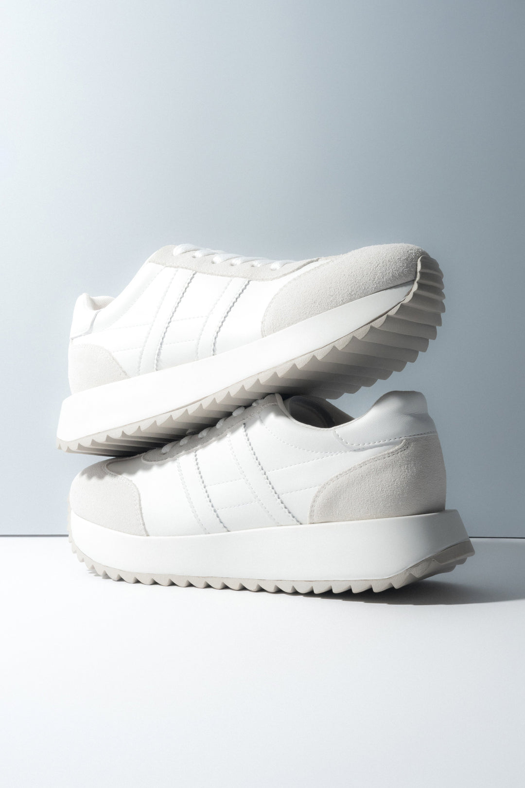 Białe sneakersy damskie ze skóry naturalnej i weluru ES8 ER00119029.