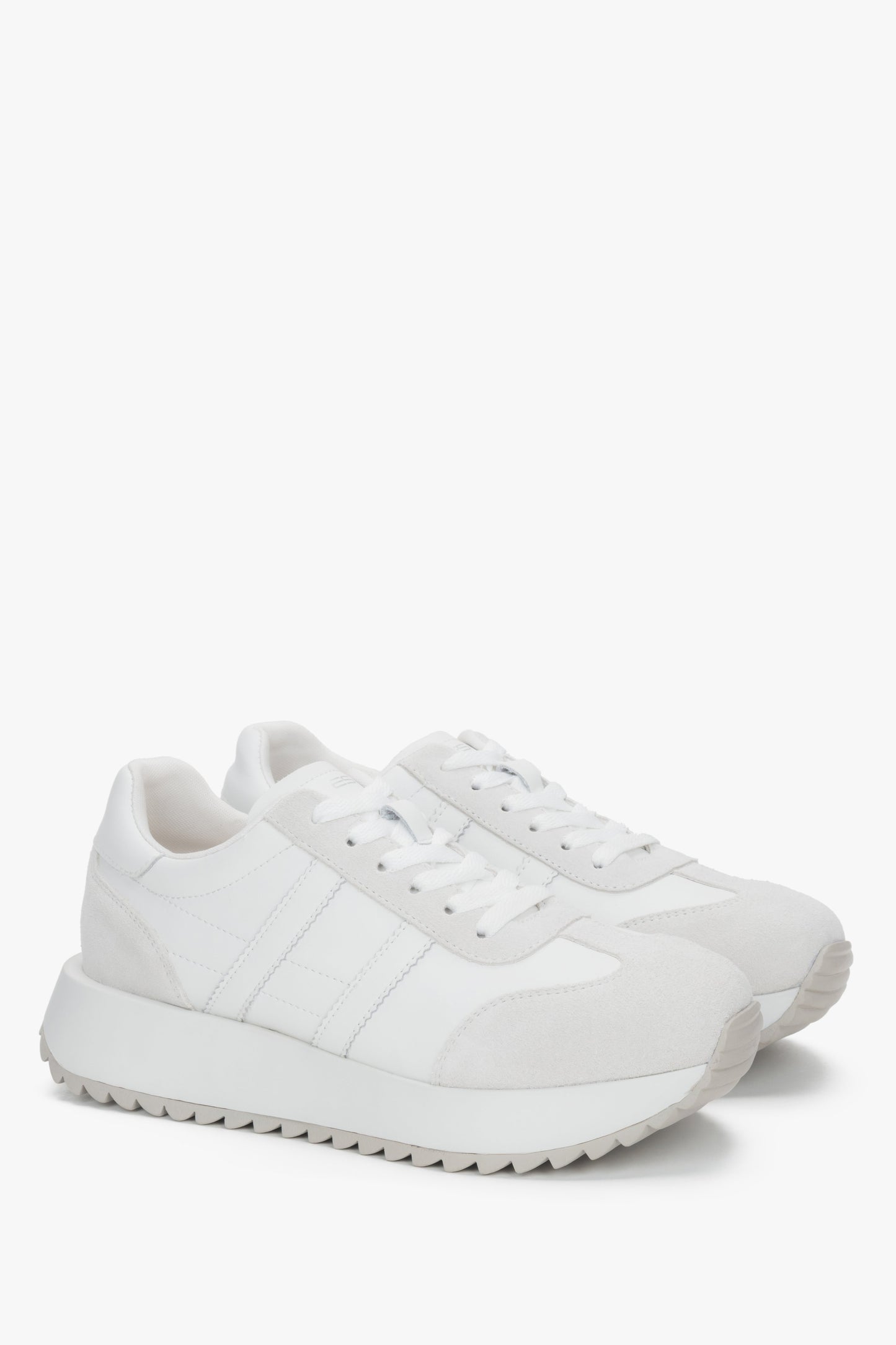 Białe sneakersy damskie ze skóry naturalnej i weluru.