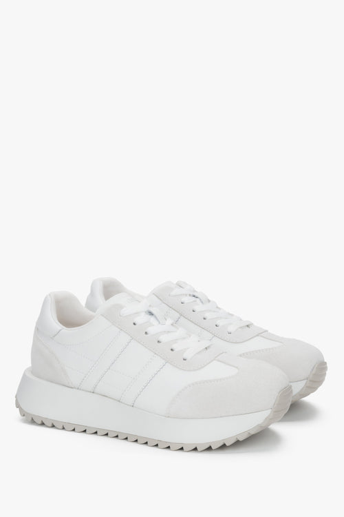 Białe sneakersy damskie ze skóry naturalnej i weluru.