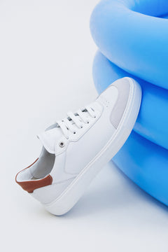 Białe sneakersy męskie ze skóry naturalnej na wiosnę Estro ER00112843