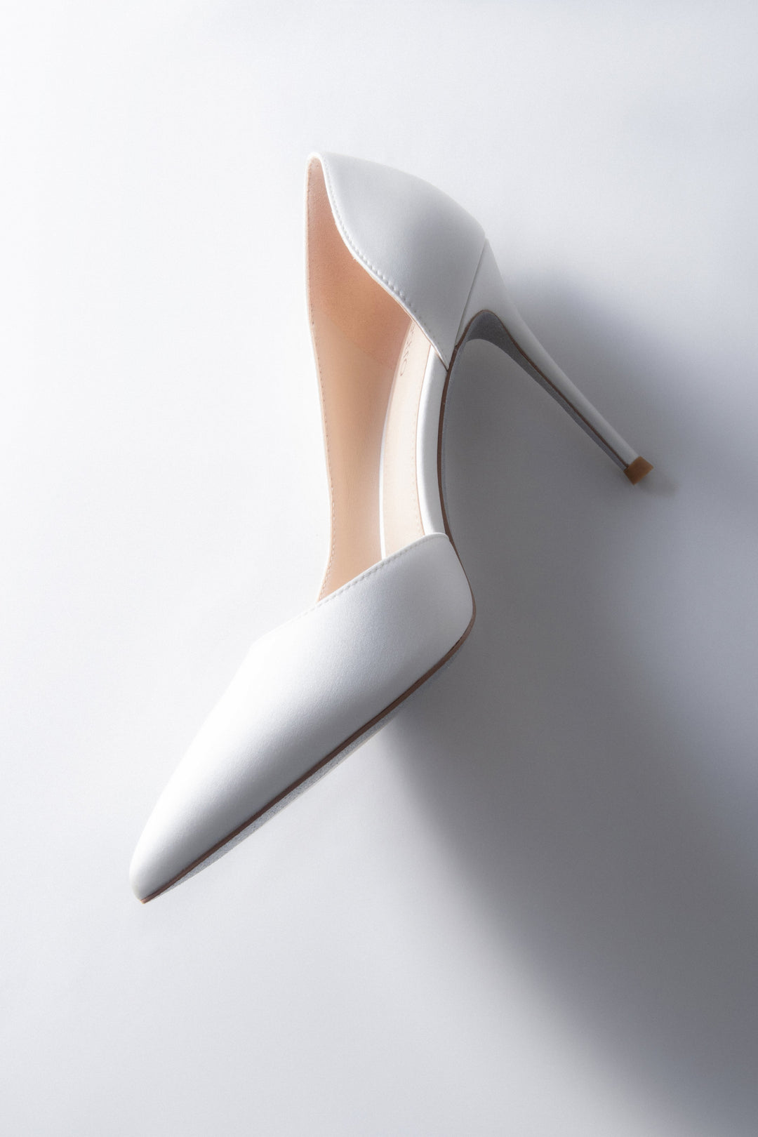 Białe szpilki damskie na wysokiej szpilce z  satynowym wykończeniem.