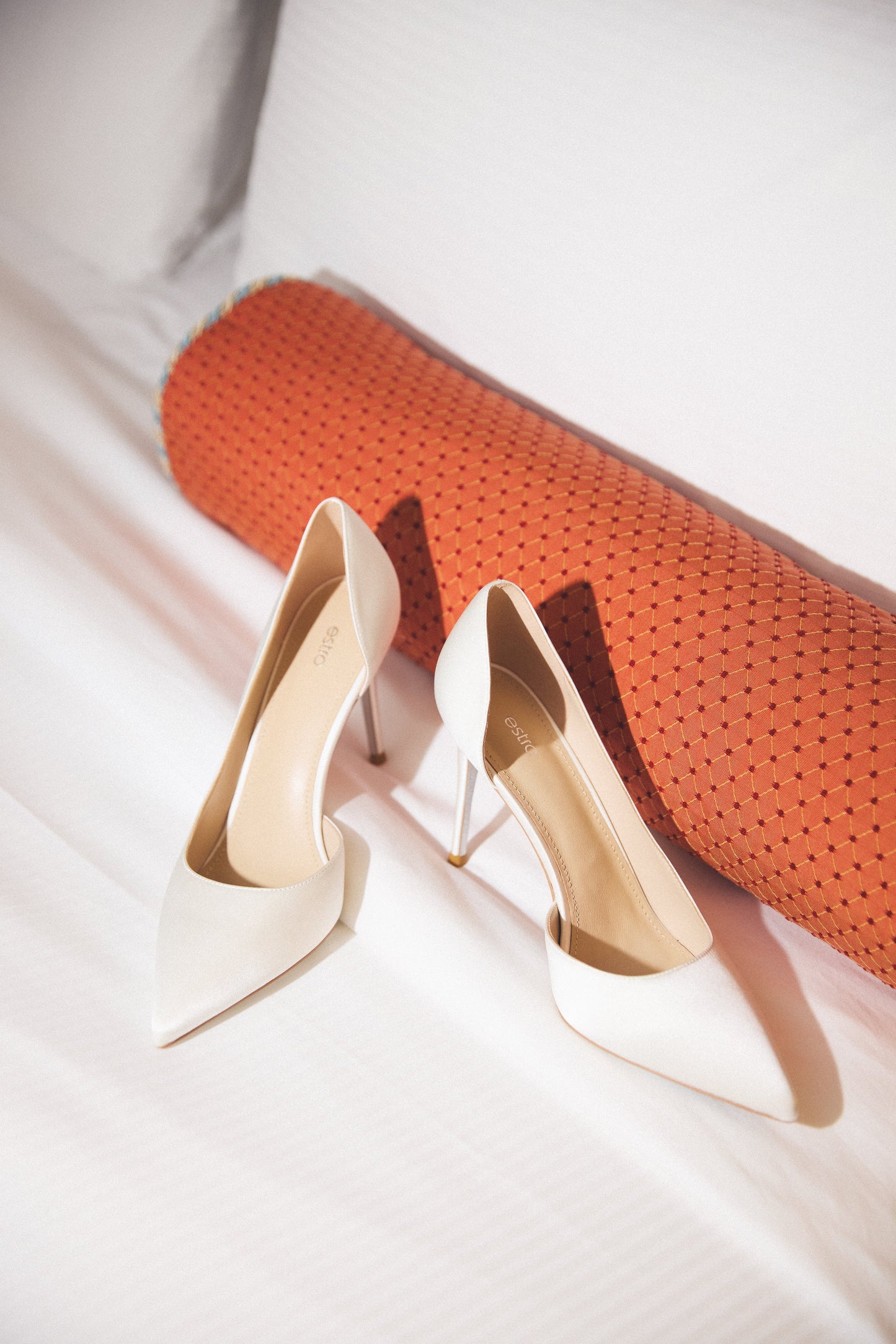 Szpilki damskie białe na obcasie Estro.