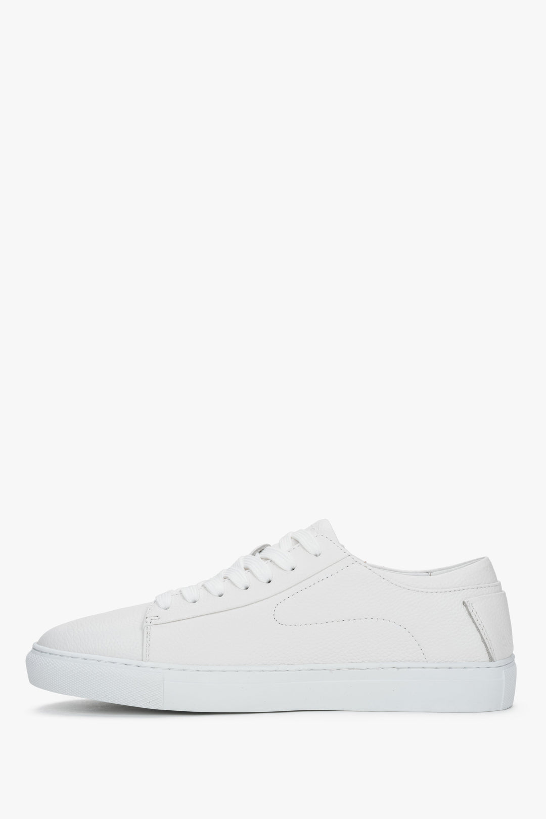 Białe trampki męskie ze skóry naturalnej na miękkiej podeszwie.