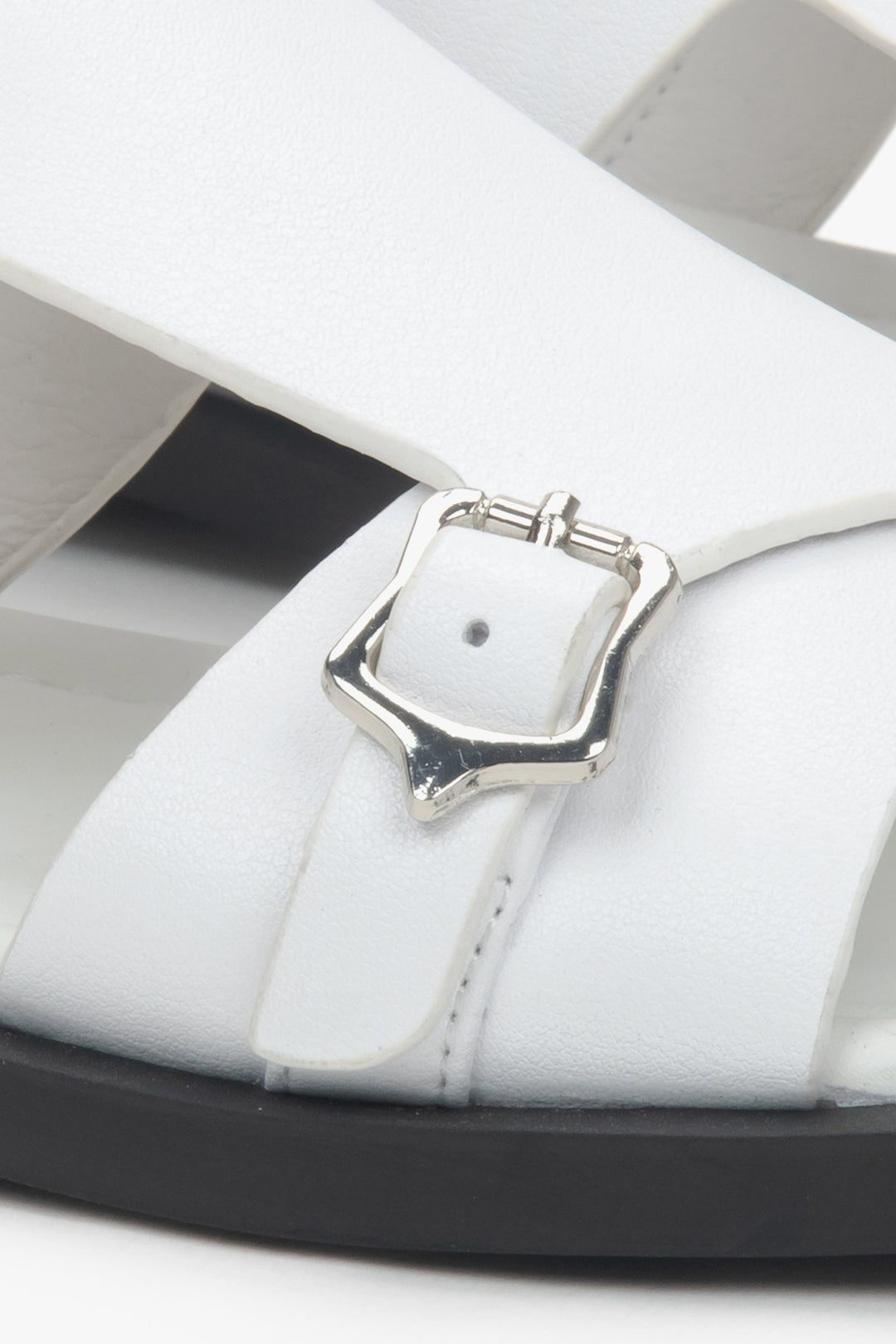 Białe zabudowane sandały damskie Estro, na płaskiej podeszwie, ze skóry naturalnej.