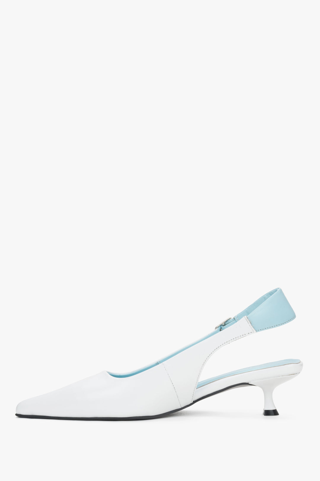 Damskie biało-niebieskie czółenka typu slingback na obcasie kitten heel Estro.
