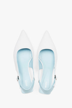 Czółenka damskie typu slingback, biało-niebieskie, na obcasie kitten heel, Estro.