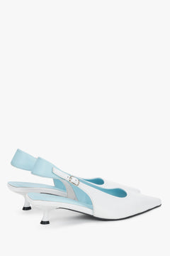 Na obcasie kitten heel, biało-niebieskie czółenka damskie typu slingback Estro.