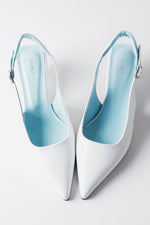 Biało - niebieskie czółenka damskie typu slingback na obcasie kitten heel Estro ER00119765.
