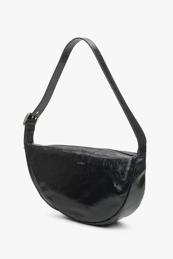 Skórzana czarna torebka damska lakierowana Estro - przód modelu.