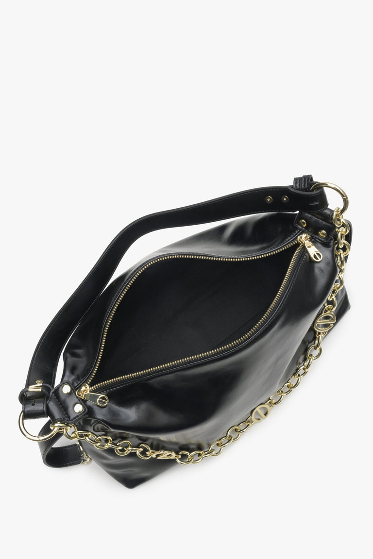 Pojemna torebka damska do ręki z łańcuchem w kolorze czarnym - zbliżenie do wnętrza modelu.