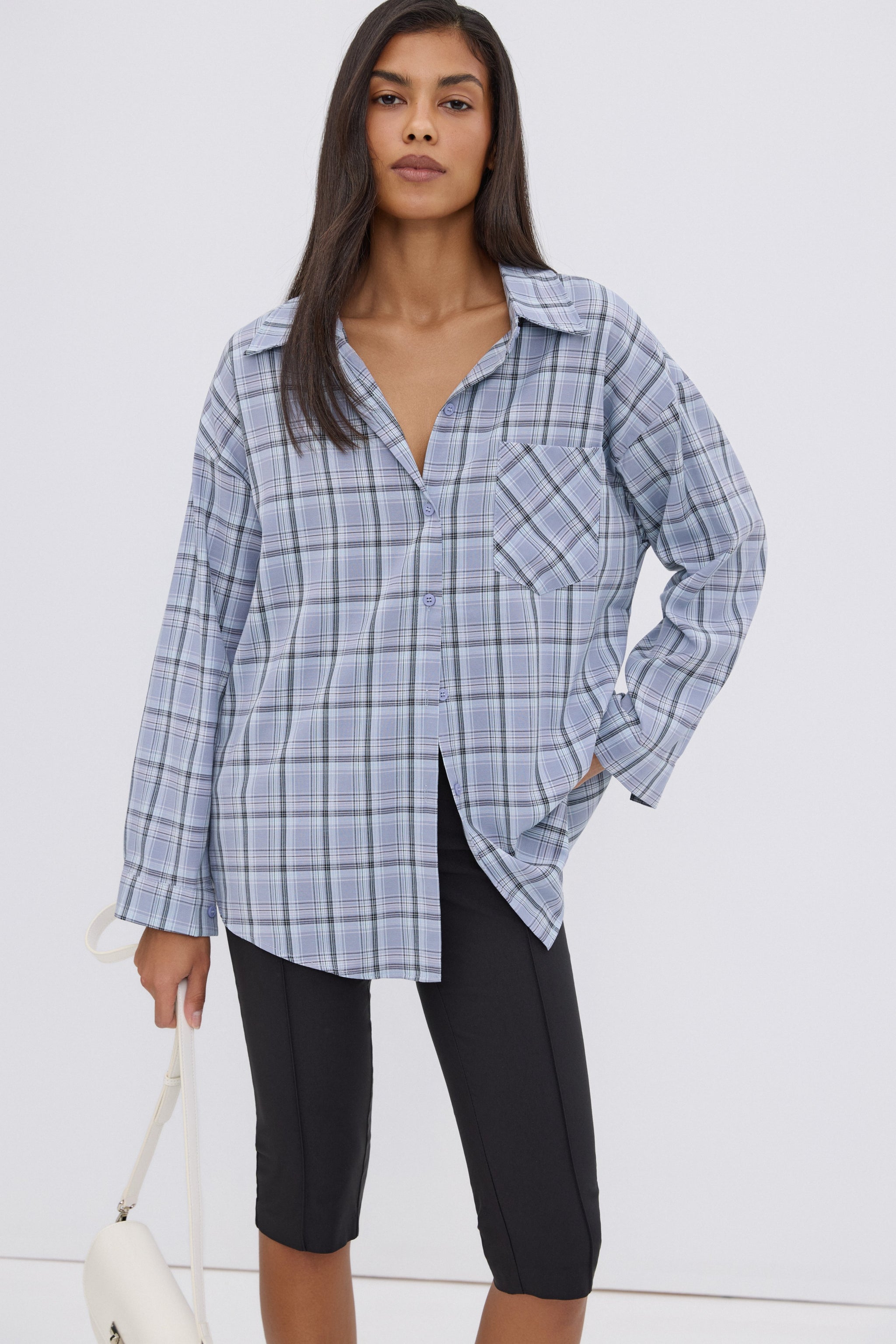 Błękitna koszula damska Estro, o kroju oversize, w kratę, zapinana na guziki.