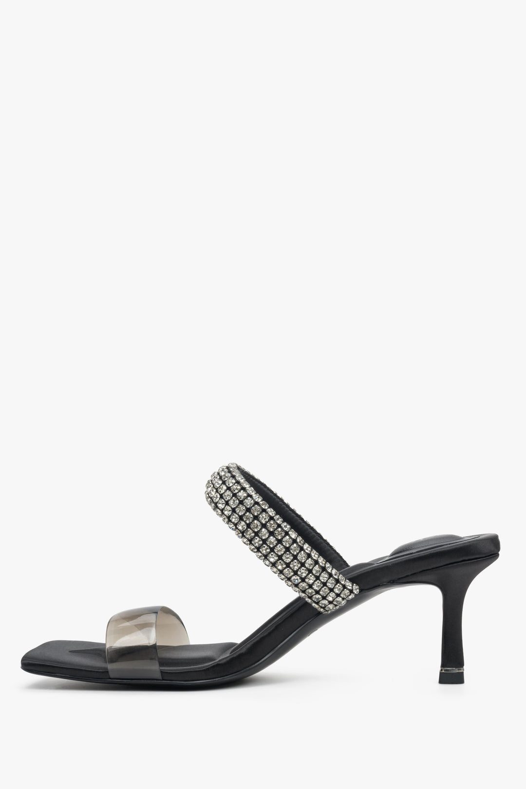 Skórzane, czarne klapki damskie na szpilce Estro z cyrkoniami - profil butów.