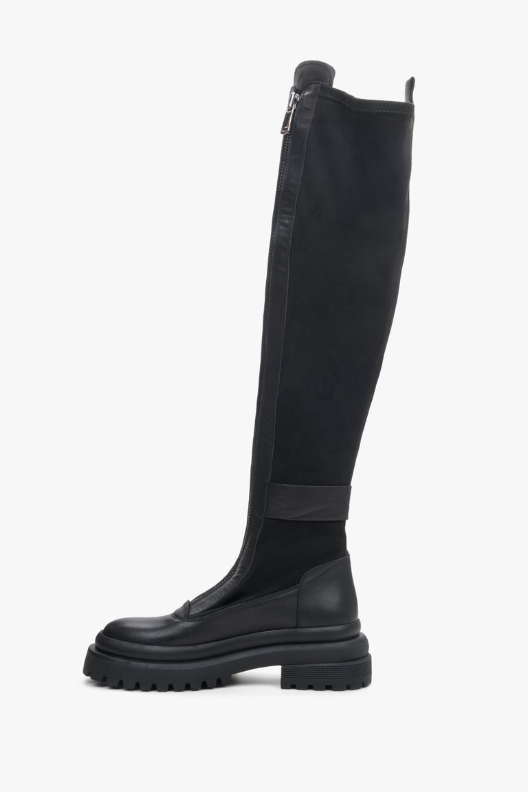 Skórzano-welurowe czarne kozaki damskie z elastyczną cholewą Estro - profil buta.