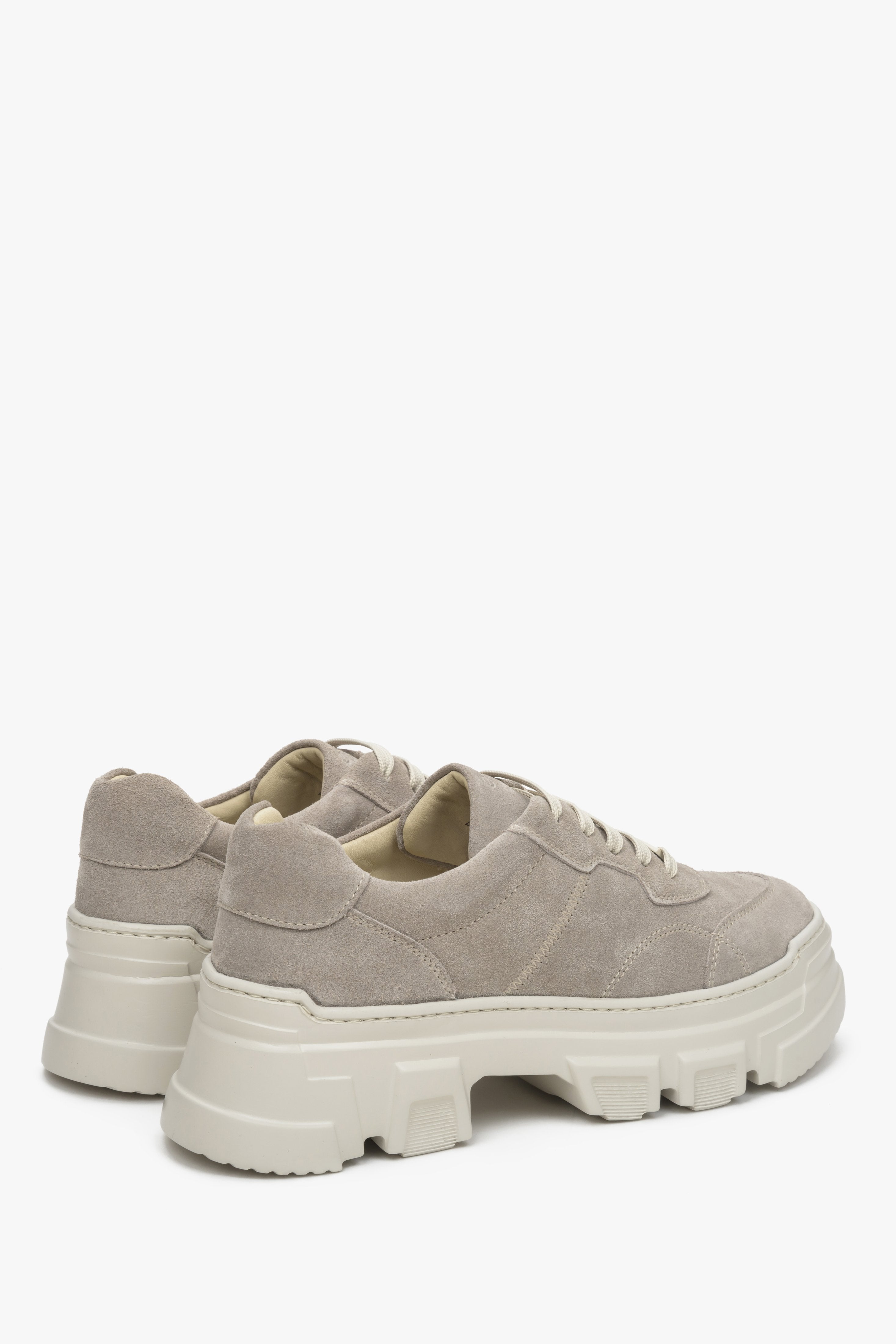 Szare sneakersy damskie Estro na masywnej podeszwie z weluru naturalnego - zbliżenie na zapiętek i linię boczną butów.